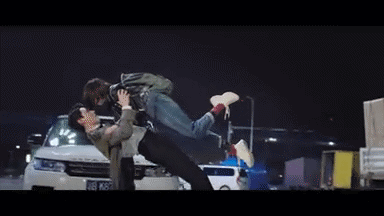 国产剧摔倒视频播放网站,网络播放量飙升，网友热议不断